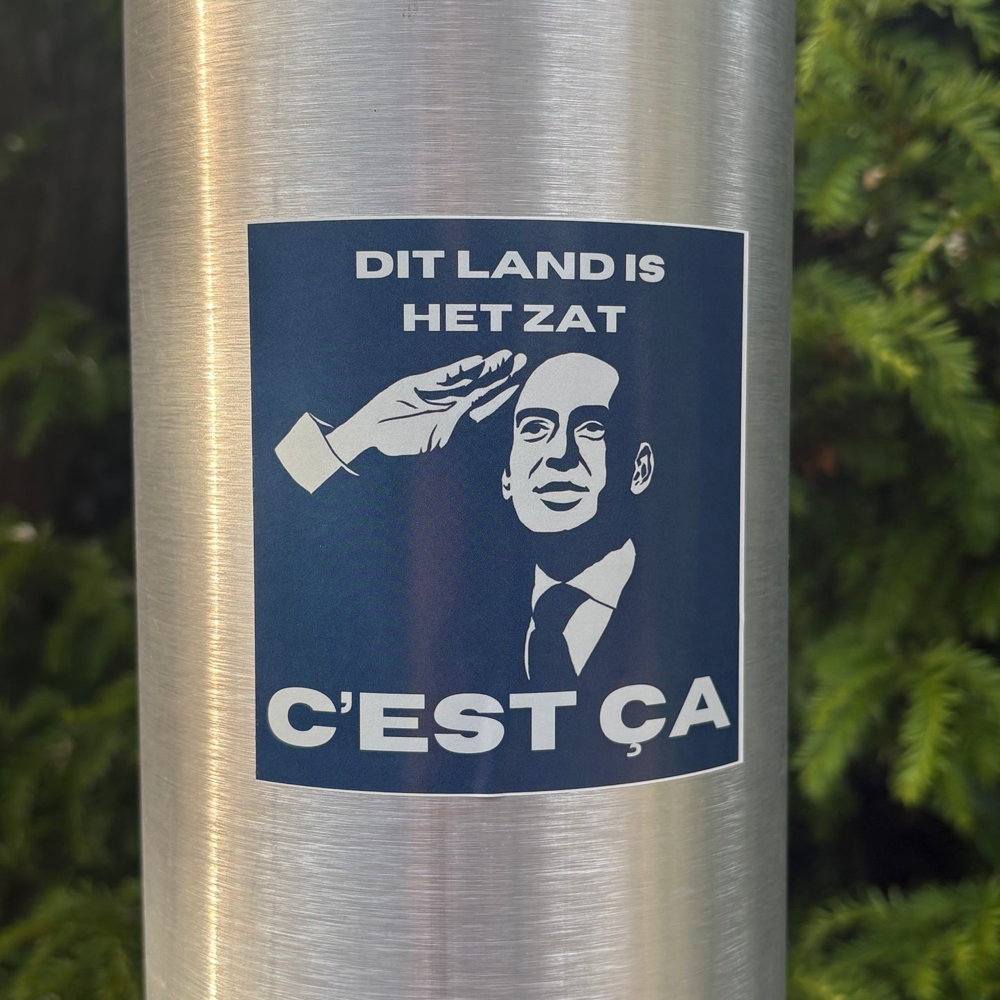 Sticker DIT LAND IS HET ZAT CEST CA blauw buiten