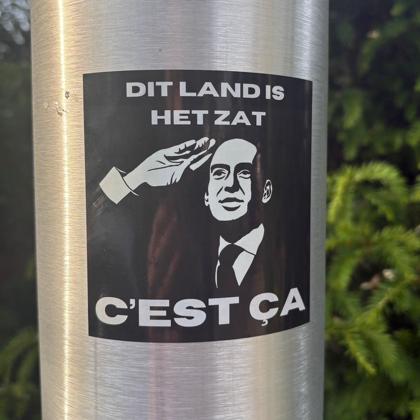 Sticker DIT LAND IS HET ZAT CEST CA Zwart buiten