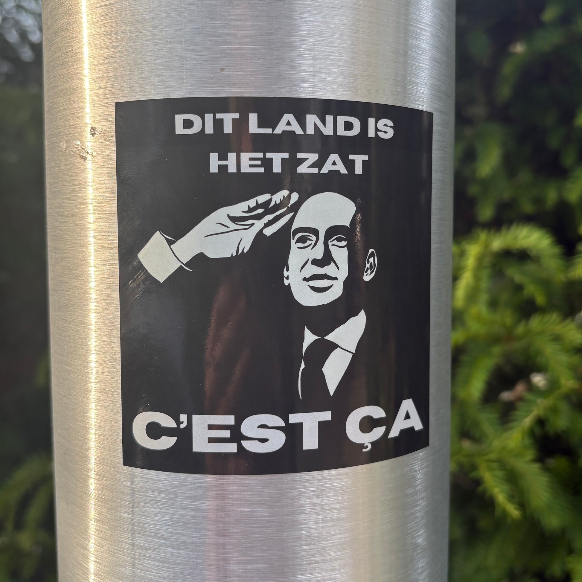Sticker DIT LAND IS HET ZAT CEST CA Zwart buiten