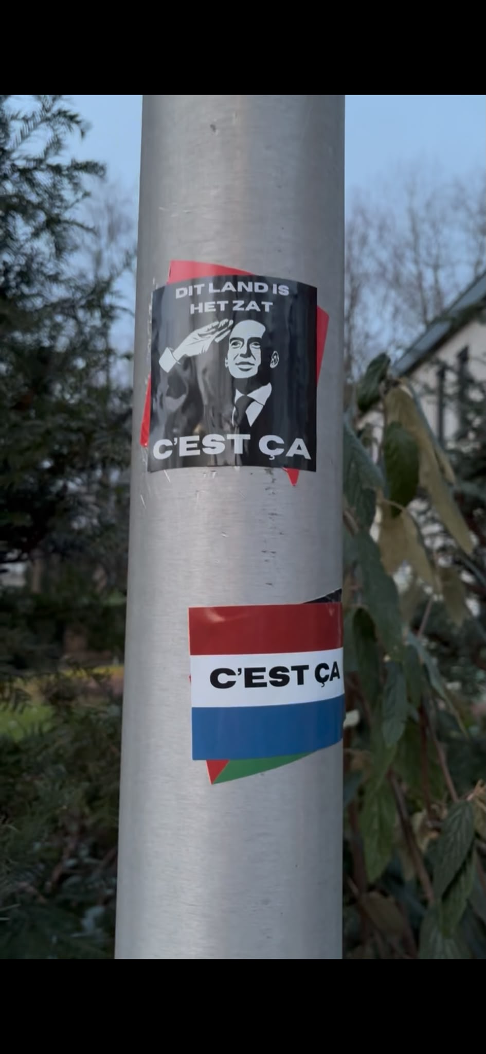 CEST CA stickers buiten